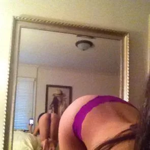 03-Джоузи-Лорен-гола-изтекла