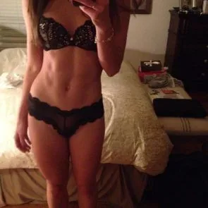 05-Джоузи-Лорен-гола-изтекла