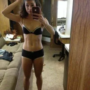 02-Джоузи-Лорен-гола-изтекла