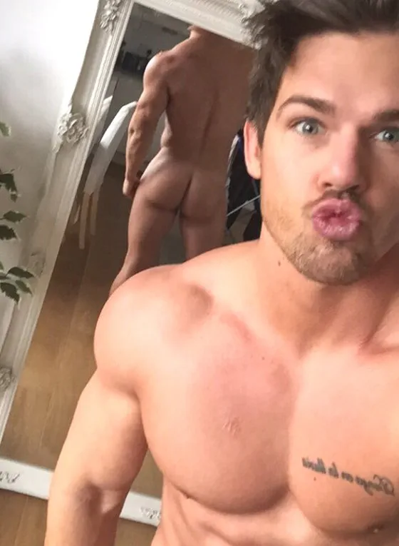 يطلق جوس موني الحمار العضلي في المرآة