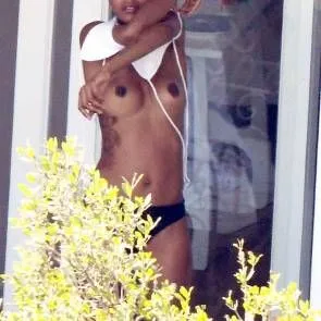 05-జోర్డాన్-డన్-టాప్‌లెస్