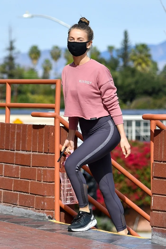 Julianne Hough Sexy In Leggings