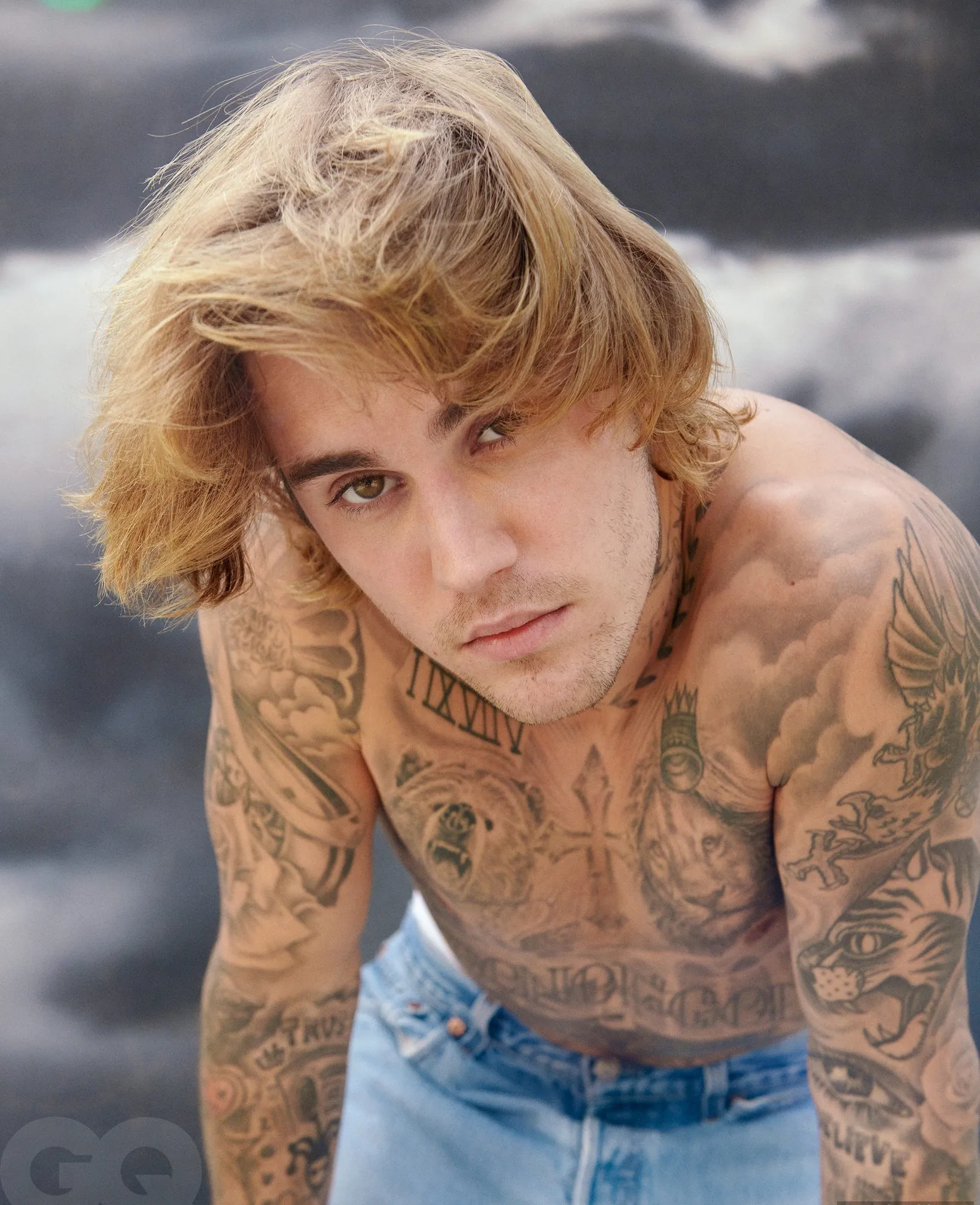 Justin Biber pokazuje koszulę sensoryczną