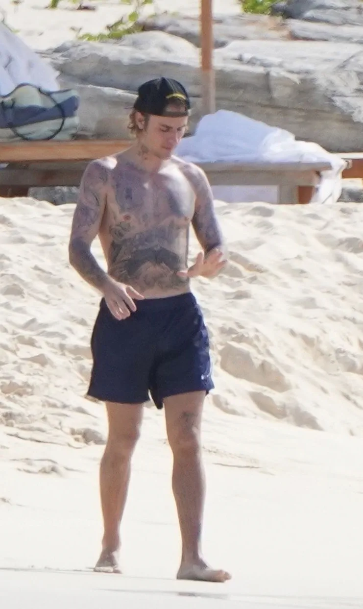 Justin Bieber shirtless