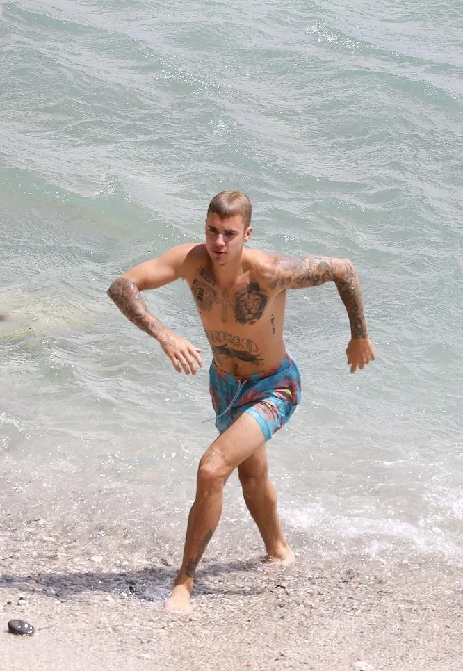 تم القبض على جاستن بابر من قبل المصورين بلا قميص على الشاطئ