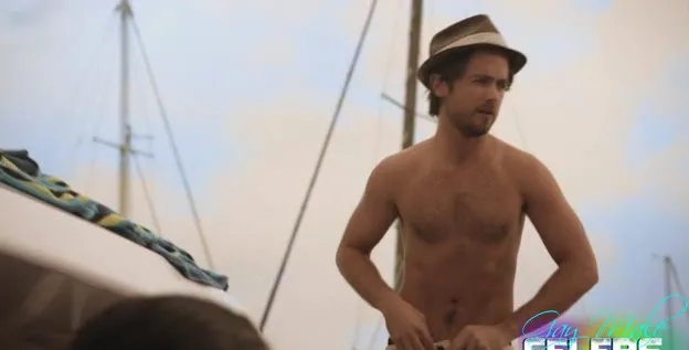 Јустин Јустин Стоне, који воли Ара