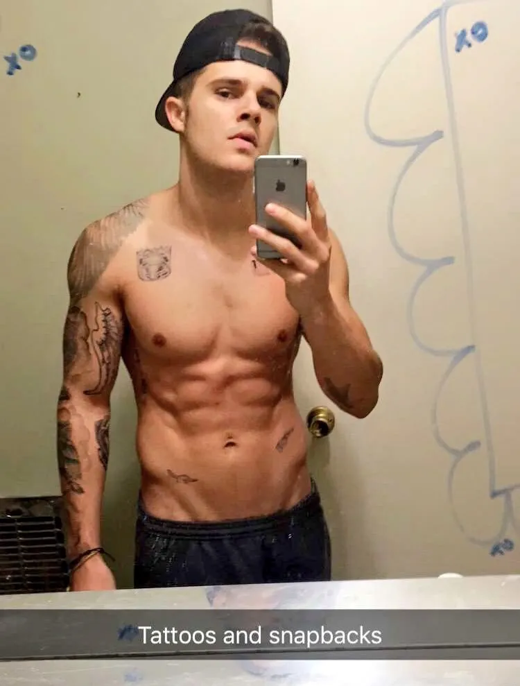 YouTuber Justin James Hughesはヌードを漏らしました