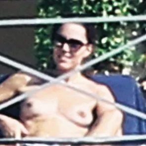 01-Kate-Middleton-Topless-Tomando el sol