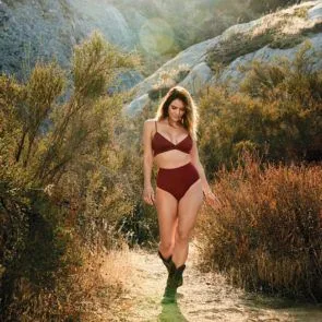 03-కాథరిన్-మెక్‌ఫీ-సెక్సీ-హెల్త్-బ్రాలెస్