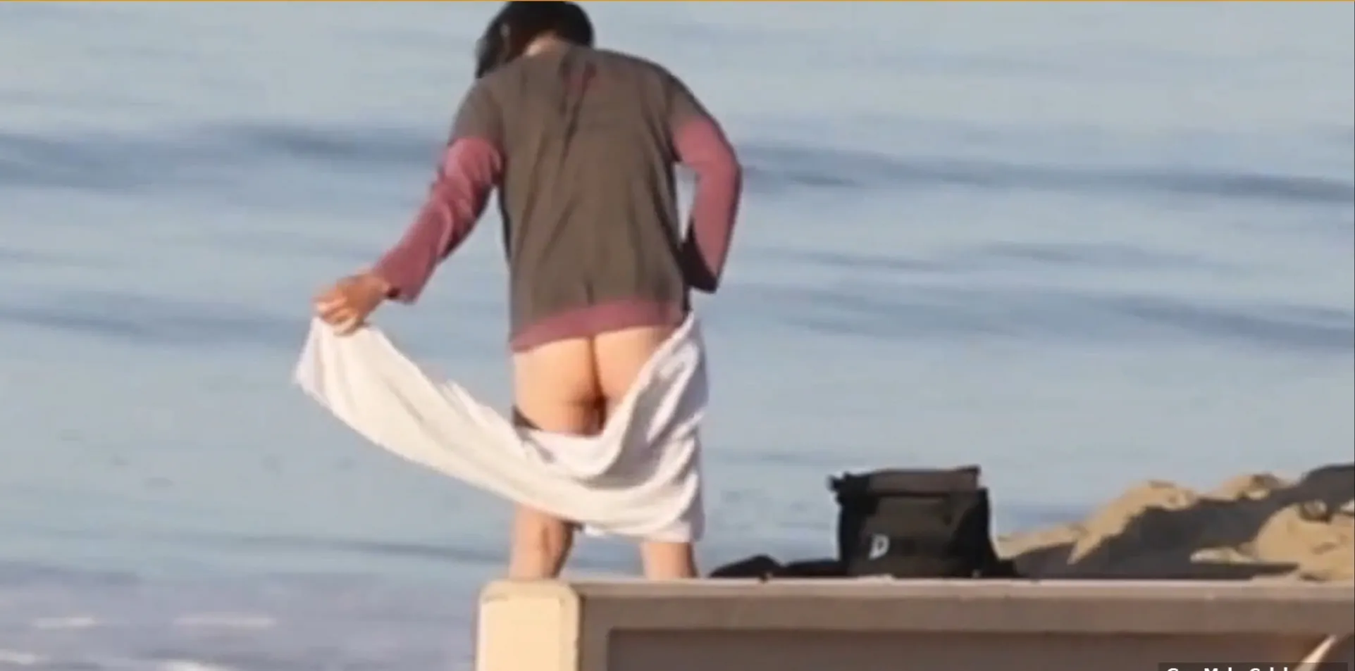 Keanu Reeves nude ass