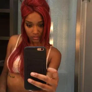Keke Palmer selfie med rødt hår