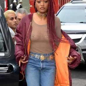 Keke Palmer zdejmuje kurtkę, by pokazać cycki