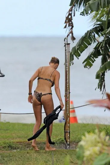 Kelly Rohrbach oskudni bikini