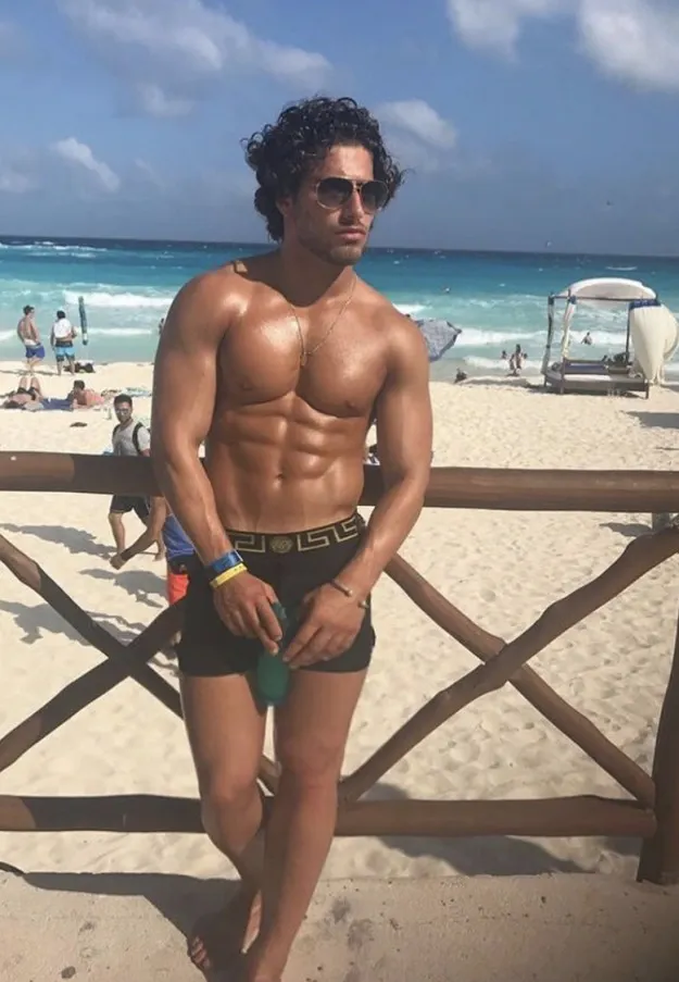 Kem Cetinay butt