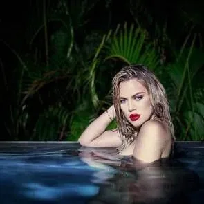 кхлое кардасхиан гола под водом