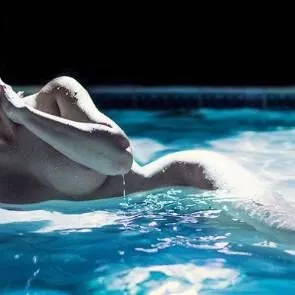 кхлое кардасхиан у базену показујући је испод сисе