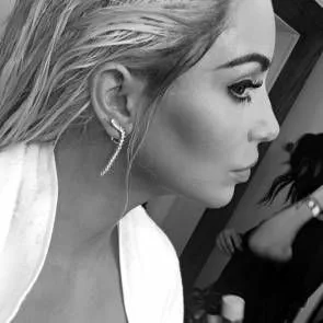 kim kardashian mustavalkoinen kuva katkaisustaan