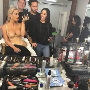 kim kardashian pukeutumishuoneessa