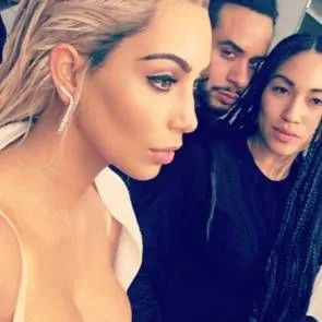 kim kardashian seksikäs selfi pukuhuoneesta miehistön kanssa