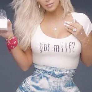 kim kardashian, jolla on maitoa ja yllään milf-t-paita