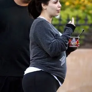 15-Ким-Кардашиян-Бременна