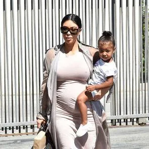 03-Ким-Кардашиян-Бременна