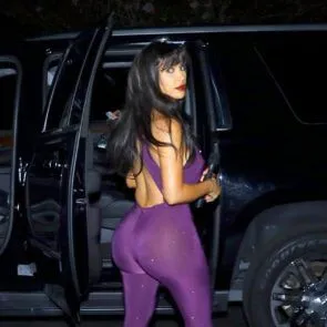 Kim Kardashian își aprinde prada uriașă de Halloween!