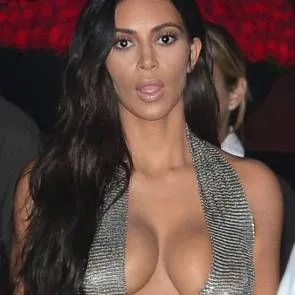Kim Kardashian Rit in joške v videzu skozi obleko