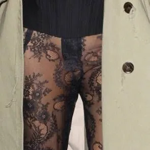 Kim Kardashian Pussy In Veure a través del vestit de prop