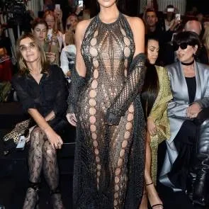 Kim Kardashian En vestit completament transparent