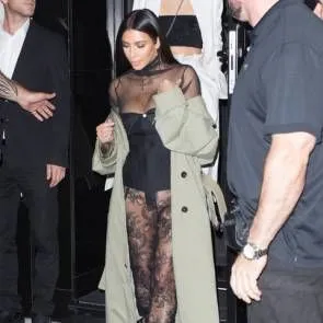 Kim Kardashian que surt del restaurant sense calces