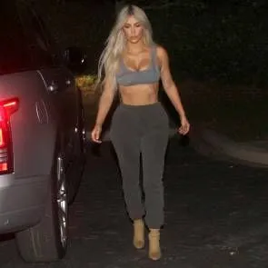 02-كيم-كارداشيان-مثير