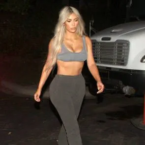 01 كيم كارداشيان مثير