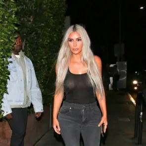 06 كيم كارداشيان انظر من خلال