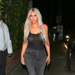 05 كيم كارداشيان انظر من خلال