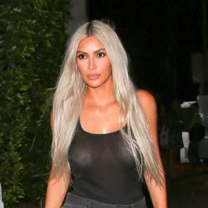 Кім Кардашьян показала сорочку та шкіру, що проглядають