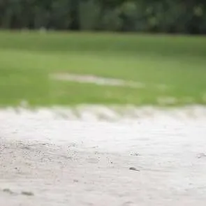 Kim Kardashian en bikini mirant els paparazzi