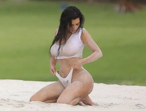 Kim Kardashian Boobs In See Through Wet Samarreta