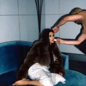 10-Kim-Kardashian-Sexy-Vogue-Mexico-Phân thân sâu