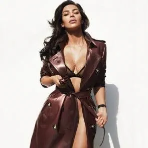 Kim Kardashian en manteau de cuir et sous-vêtements sexy