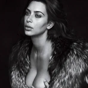 Kim Kardashian nue dans un manteau de fourrure ne couvrant que ses seins avec les mains