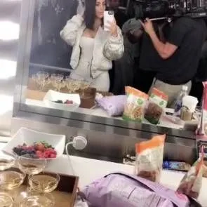 05-Kim-Kardashian-gương