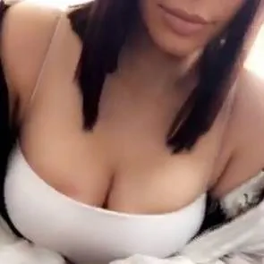 06-Kim-Kardashian-núm vú