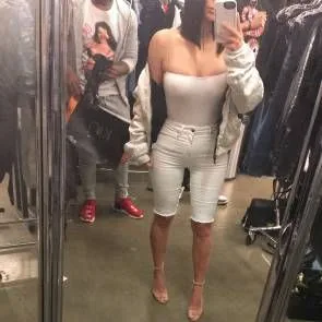 Kim Kardashian voir à travers les mamelons et les seins