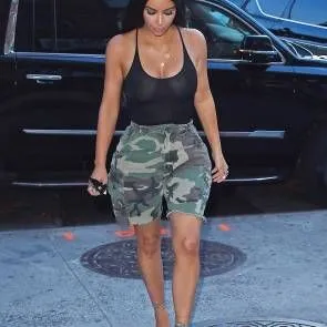 07-Kim-Kardashian-Braless
