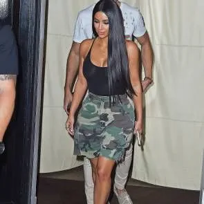 15-Kim-Kardashian-Braless