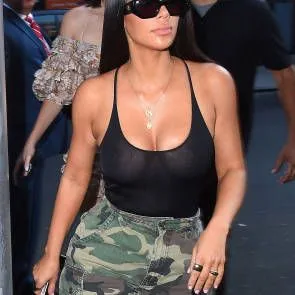 02-Kim-Kardashian-Braless
