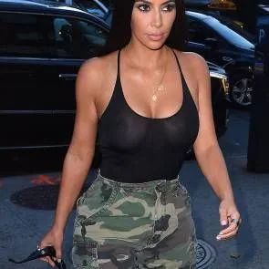 03-Kim-Kardashian-Braless