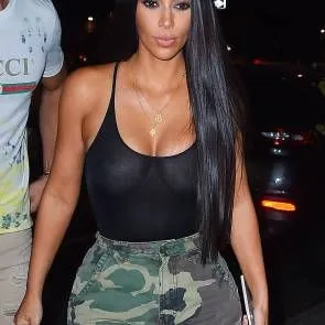 06-Kim-Kardashian-Braless