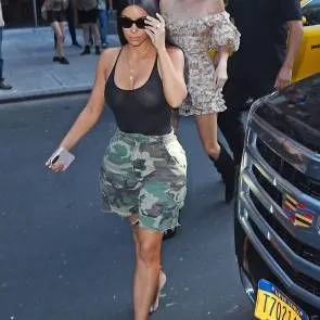 Kim Kardashian Braless amb mugrons durs